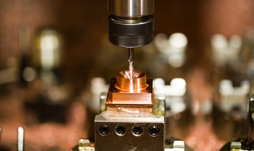 Um Close up De Uma Maquina Com Um Pedaco De Metal Sobre Ela pl95tzT0f7Y