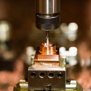 Um Close up De Uma Maquina Com Um Pedaco De Metal Sobre Ela pl95tzT0f7Y