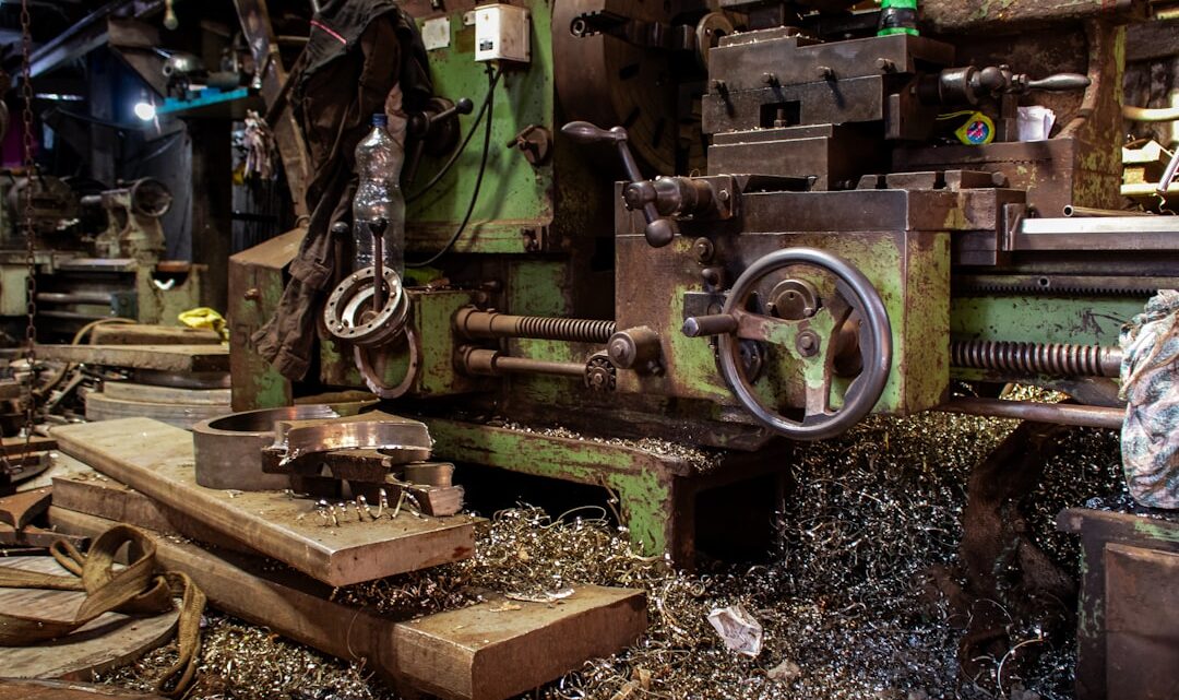 Maquina Antiga De Torno Metalico Coberta De Detritos V84IRPfKfaU