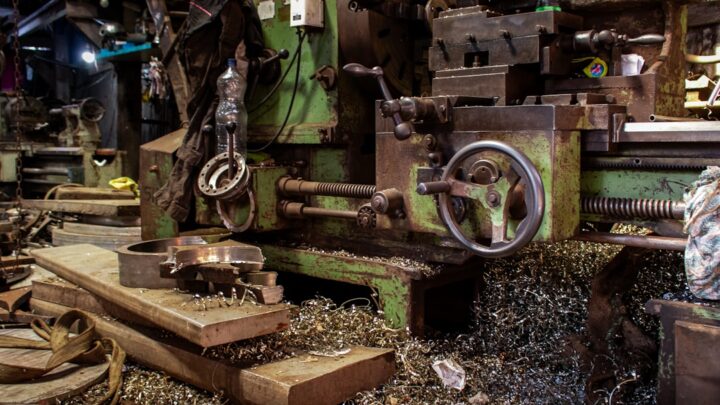 Maquina Antiga De Torno Metalico Coberta De Detritos V84IRPfKfaU