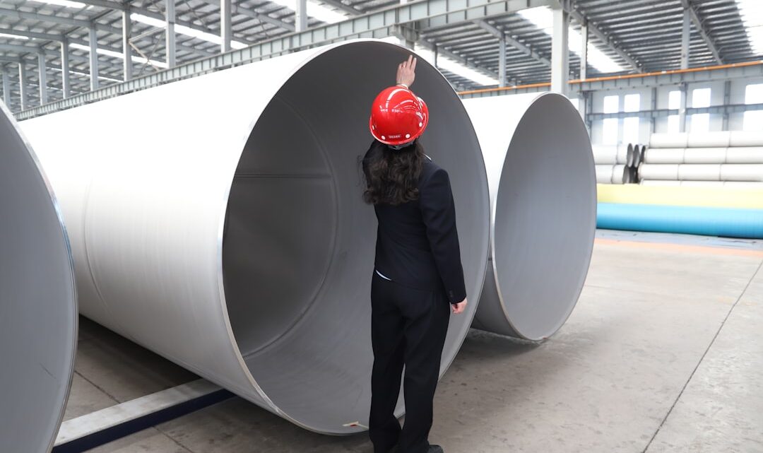 Trabalhador Inspeciona Grandes Tubos De Metal Na Fabrica XZVHCe9B2wY