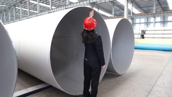 Trabalhador Inspeciona Grandes Tubos De Metal Na Fabrica XZVHCe9B2wY