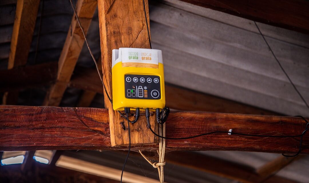 Dispositivo Amarelo Montado Em Viga De Madeira Com Fios 4dJpYqKlMog