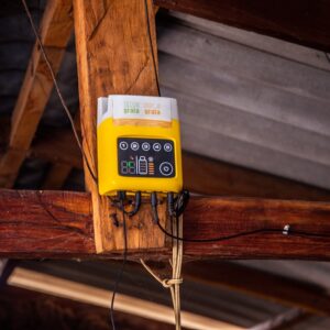 Dispositivo Amarelo Montado Em Viga De Madeira Com Fios 4dJpYqKlMog