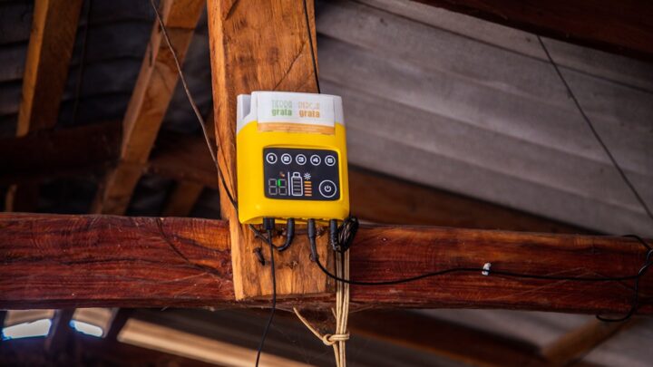 Dispositivo Amarelo Montado Em Viga De Madeira Com Fios 4dJpYqKlMog