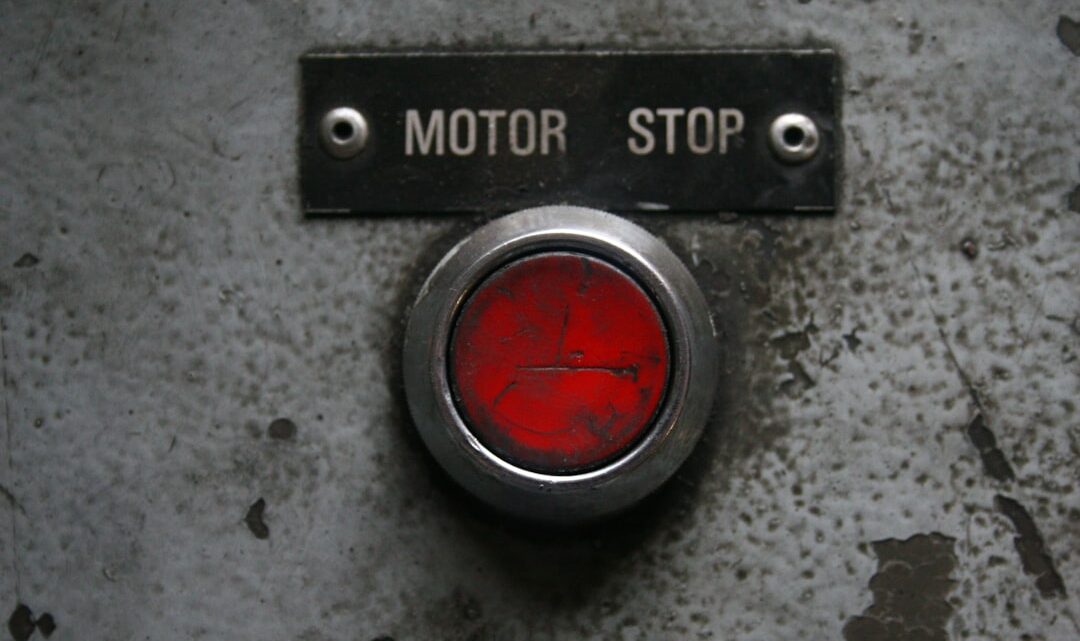 Botao De Parada Do Motor Vermelho Em Um Painel De Metal Po6upO2VQig