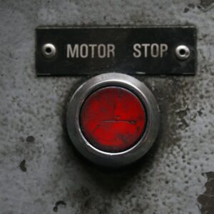 Botao De Parada Do Motor Vermelho Em Um Painel De Metal Po6upO2VQig