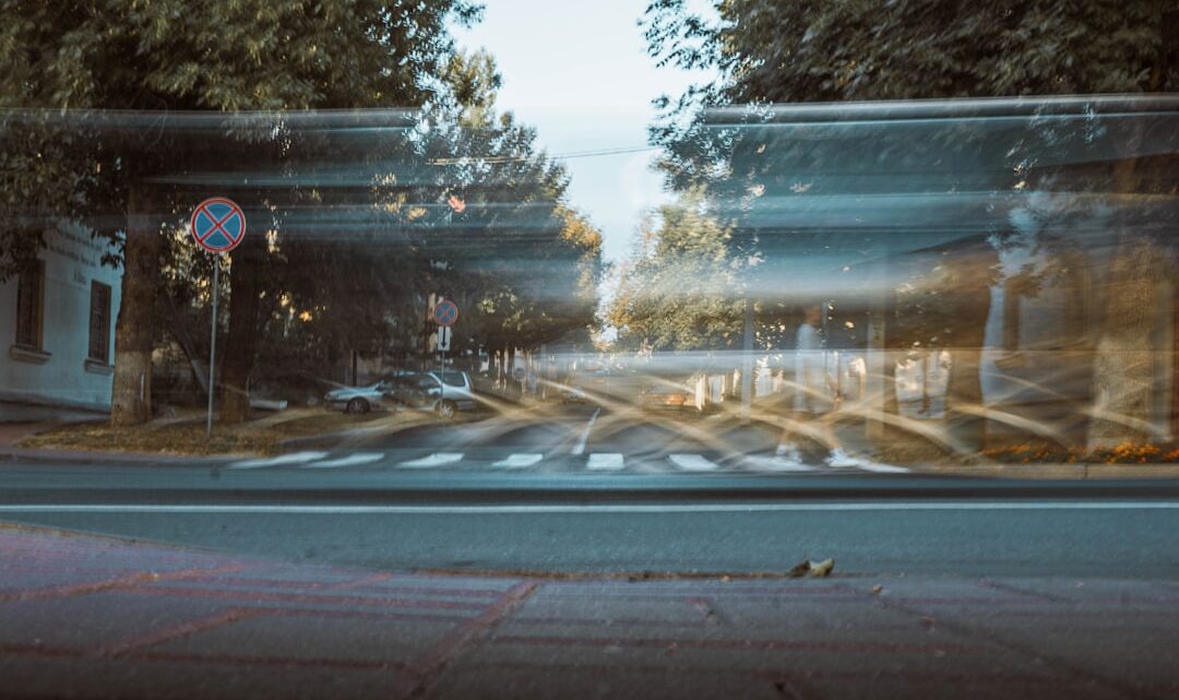 Uma Imagem Borrada De Uma Rua Com Arvores UIaIGYrgm_Y