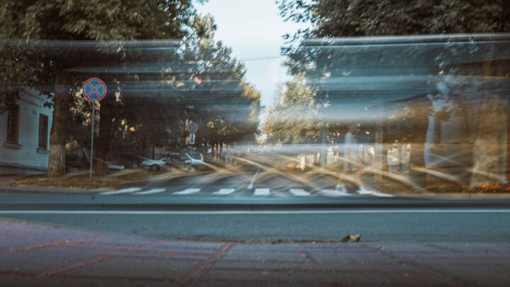 Uma Imagem Borrada De Uma Rua Com Arvores UIaIGYrgm_Y