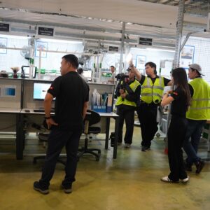 Pessoas Em Um Ambiente Moderno De Escritorio Ou Fabrica S0RkCnajPJ4