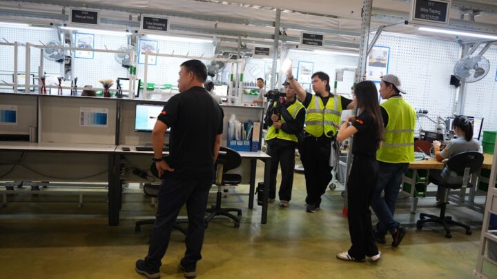 Pessoas Em Um Ambiente Moderno De Escritorio Ou Fabrica S0RkCnajPJ4