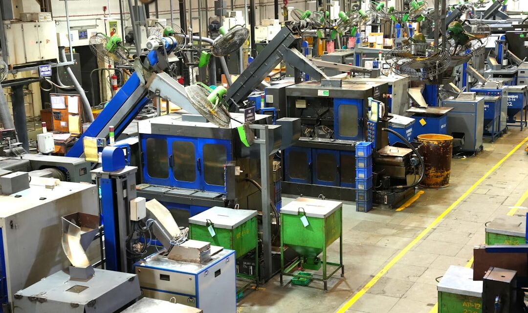 Chao Industrial De Fabrica Com Maquinas E Linhas Amarelas HNLlzPGbTBM