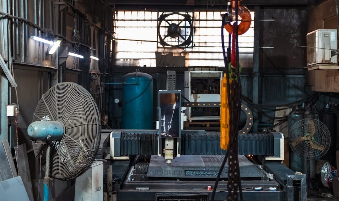 Oficina Industrial Com Maquinas E Ventiladores MkkKNtS8fYQ