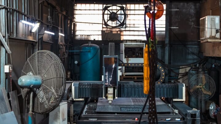 Oficina Industrial Com Maquinas E Ventiladores MkkKNtS8fYQ