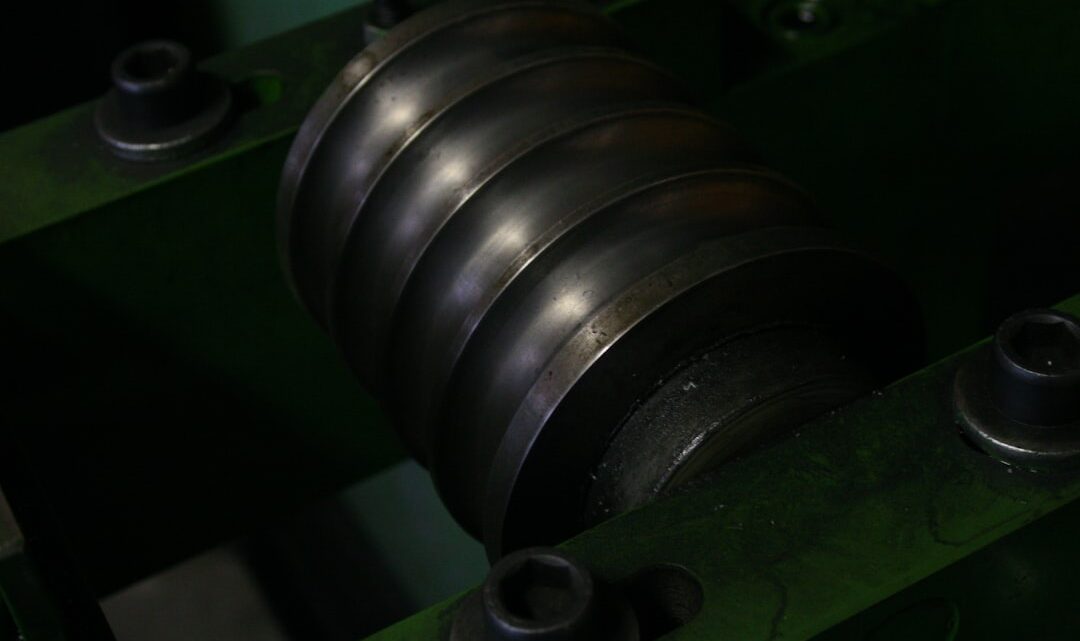 Close up De Um Rolo De Metal Com Ranhuras Em Uma Maquina 4LnZtMkAFqg