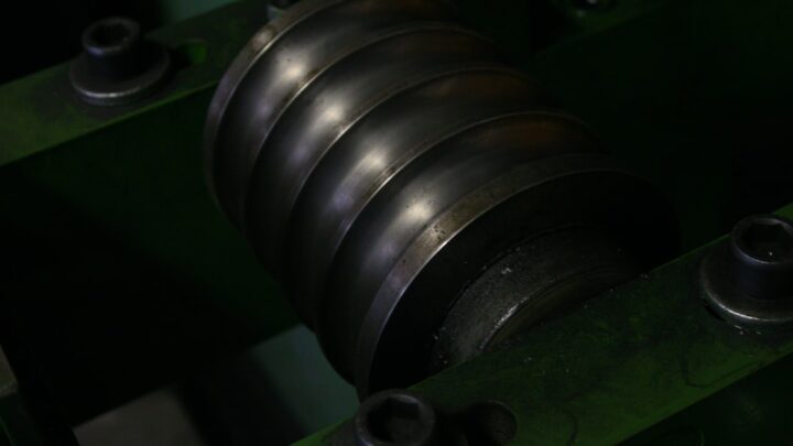 Close up De Um Rolo De Metal Com Ranhuras Em Uma Maquina 4LnZtMkAFqg