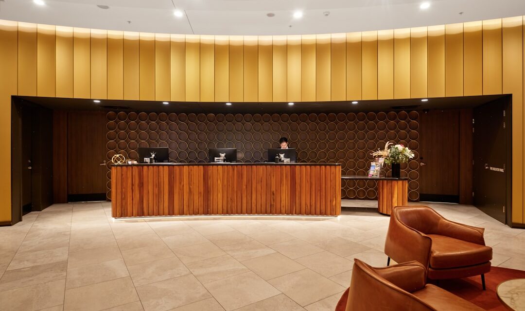 Recepcao Do Hotel Com Mobiliario E Assentos Modernos Em Madeira kfnWOD1Tbp8