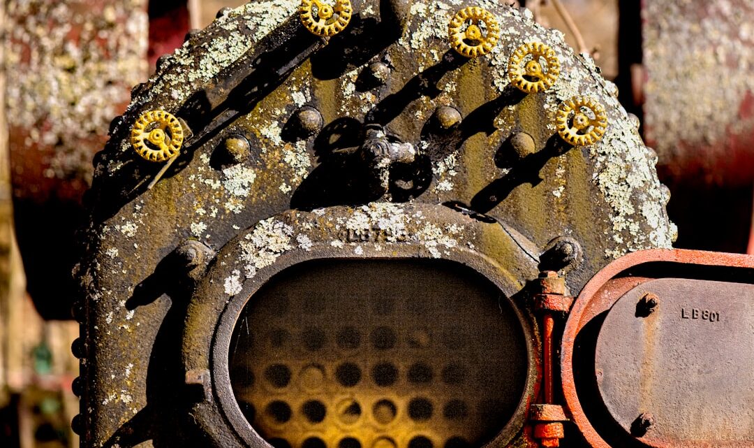 Caldeira Antiga E Enferrujada Com Detalhes Ornamentados Em Latao F_Vz2mAFd1Q