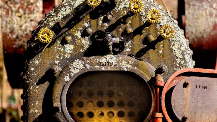 Caldeira Antiga E Enferrujada Com Detalhes Ornamentados Em Latao F_Vz2mAFd1Q