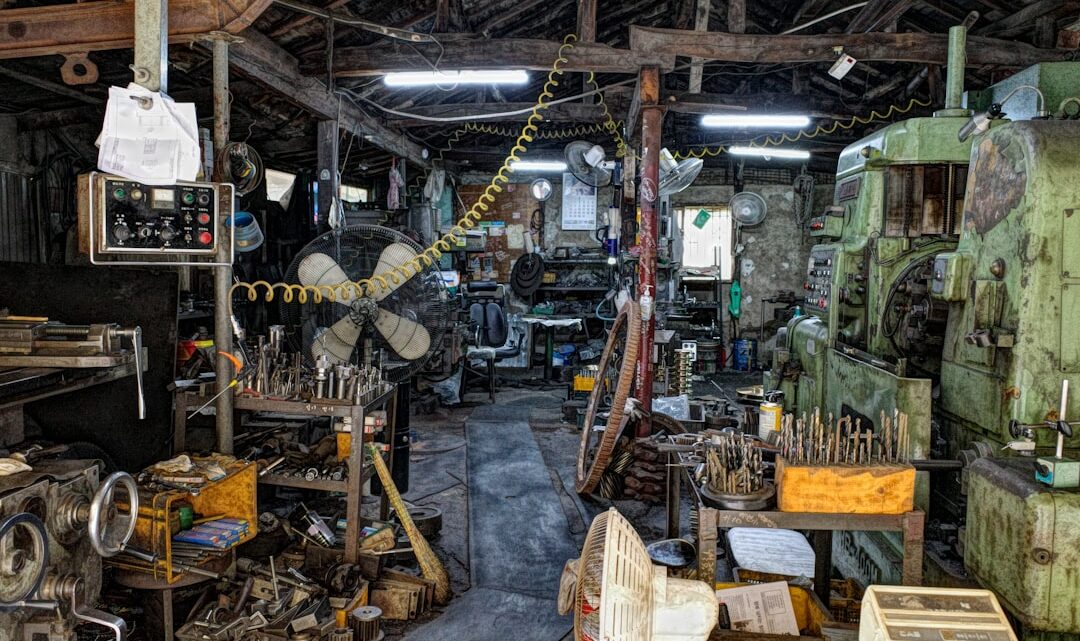 Uma Sala Cheia De Muitos Tipos Diferentes De Ferramentas 05lezzyyiY0