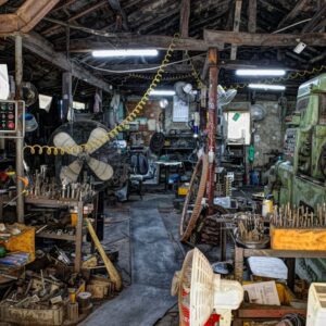 Uma Sala Cheia De Muitos Tipos Diferentes De Ferramentas 05lezzyyiY0