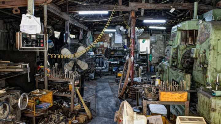 Uma Sala Cheia De Muitos Tipos Diferentes De Ferramentas 05lezzyyiY0