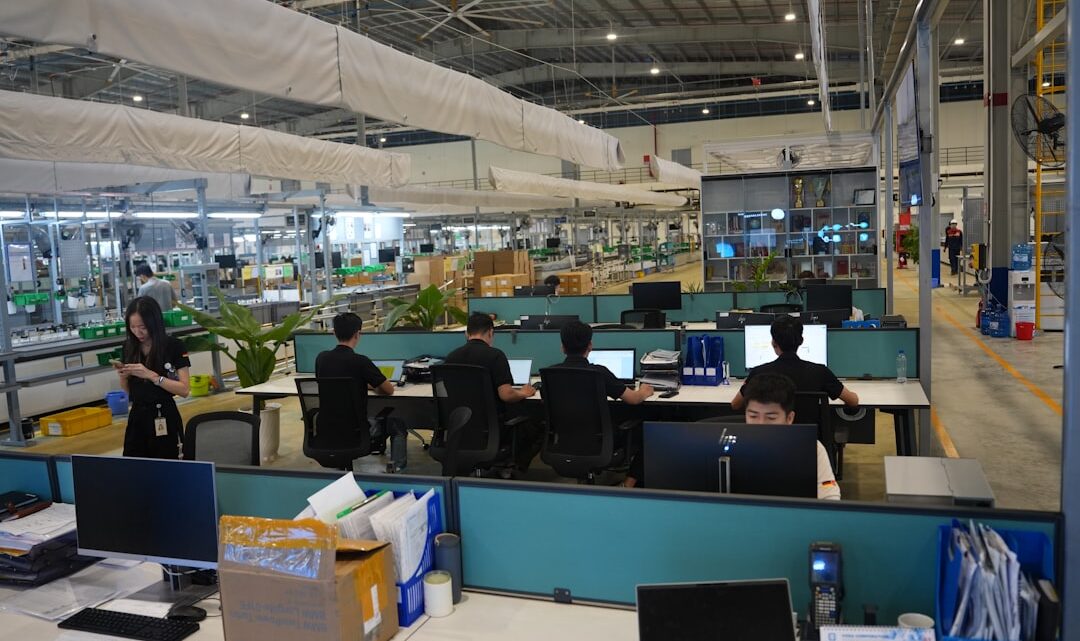 Pessoas Trabalhando Em Computadores Em Um Escritorio Moderno Voj5EHsWguc