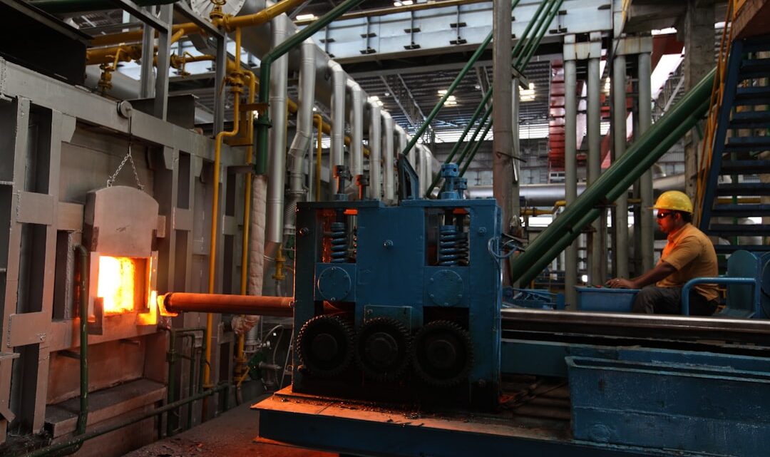 Um Homem Em Uma Fabrica Trabalhando Em Uma Peca De Maquinaria M0PnEFVfq G