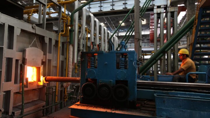 Um Homem Em Uma Fabrica Trabalhando Em Uma Peca De Maquinaria M0PnEFVfq G