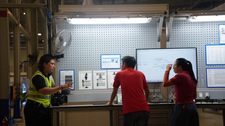 Tres Pessoas Discutindo Um Diagrama Em Uma Tela jV2Wdl1HOs4