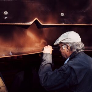 Um Homem Em Um Chapeu Branco E Uma Bolsa Marrom F9Hqj63UB1M