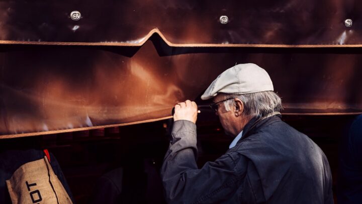 Um Homem Em Um Chapeu Branco E Uma Bolsa Marrom F9Hqj63UB1M