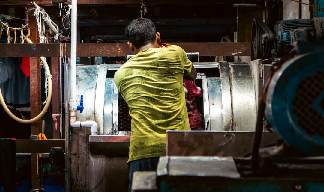Homem Trabalhando Em Uma Lavanderia Industrial Pouco Iluminada vyFzcI9jlm8