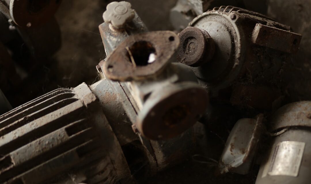 Varios Motores Eletricos Antigos E Empoeirados Se Empilhavam nq27Foc7OqY