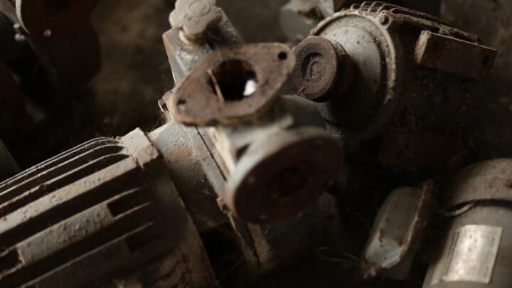 Varios Motores Eletricos Antigos E Empoeirados Se Empilhavam nq27Foc7OqY