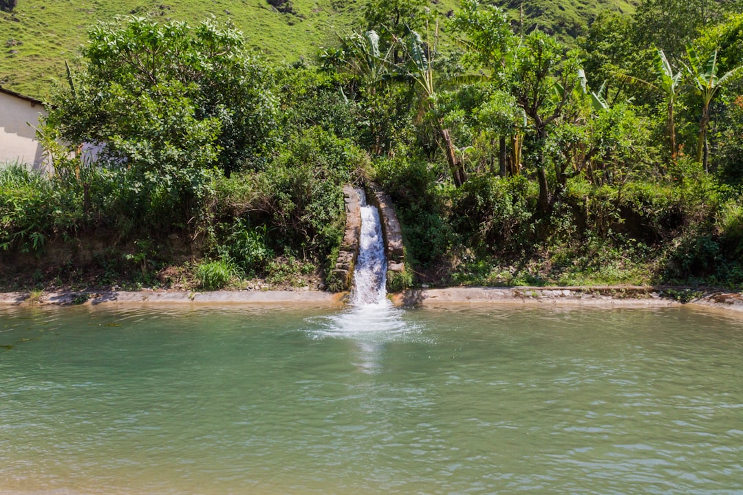 Uma Pequena Cachoeira Desagua Em Uma Piscina Clara Y9r_hL4Xp0o