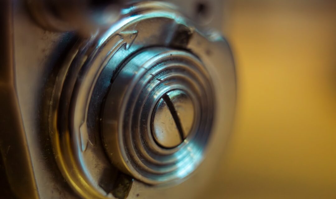 Close up De Um Parafuso De Metal Com Circulos Concentricos CY_e5kPUS4w