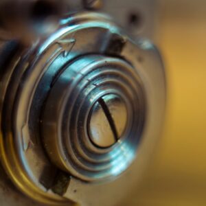 Close up De Um Parafuso De Metal Com Circulos Concentricos CY_e5kPUS4w