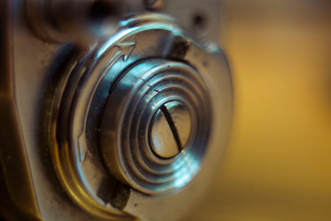 Close up De Um Parafuso De Metal Com Circulos Concentricos CY_e5kPUS4w
