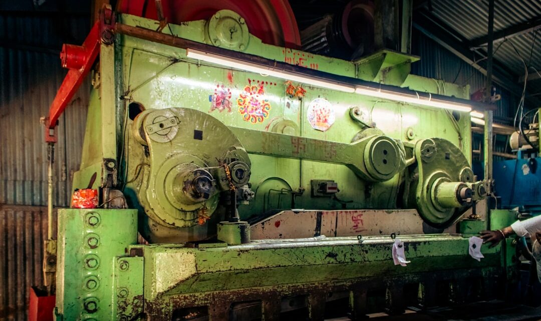 Grande Maquina Industrial De Tosquia De Metais Em Uma Oficina bfGbiw5FXK4