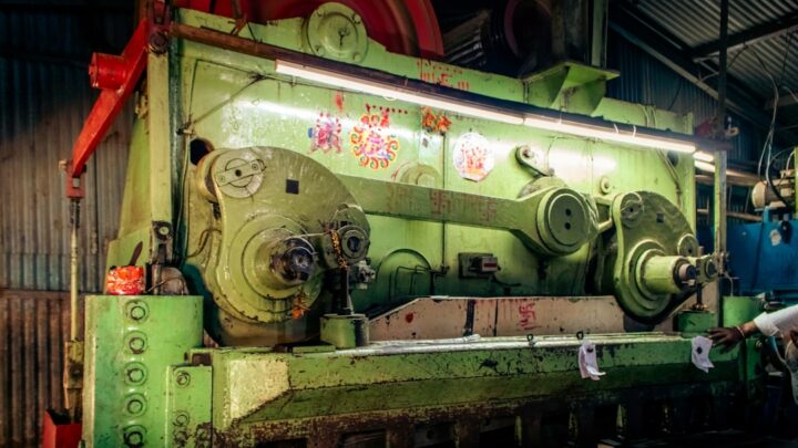 Grande Maquina Industrial De Tosquia De Metais Em Uma Oficina bfGbiw5FXK4