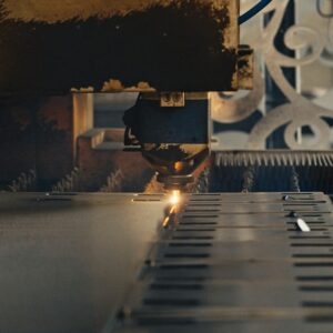 Um Close up De Uma Maquina Cortando Um Pedaco De Metal D0 dqCkmnuk