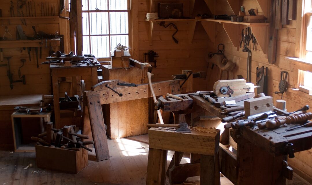 Mesa De Madeira Marrom Com Papeis De Impressora Brancos v13x0qU4afA