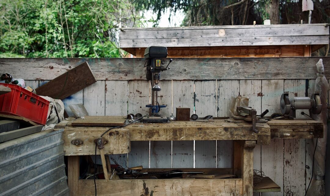 Uma Bancada De Madeira Com Ferramentas E Ferramentas I_AKvglOgWk