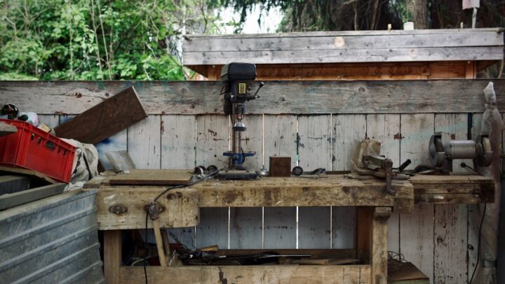 Uma Bancada De Madeira Com Ferramentas E Ferramentas I_AKvglOgWk