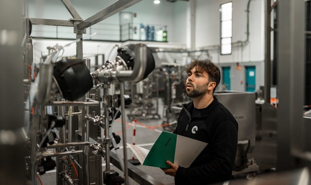 Um Homem Inspeciona Maquinas Em Uma Fabrica VFrbWve7eAs