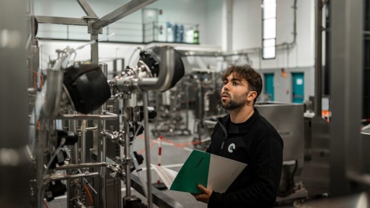 Um Homem Inspeciona Maquinas Em Uma Fabrica VFrbWve7eAs