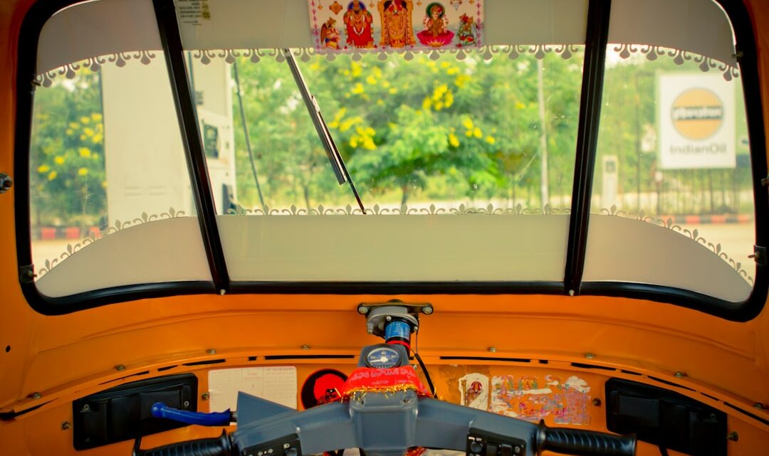 O Interior De Um Onibus Escolar Com a Porta Aberta Z26chFF4R3Y