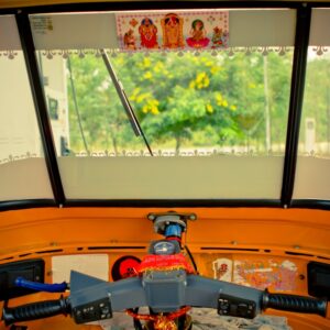 O Interior De Um Onibus Escolar Com a Porta Aberta Z26chFF4R3Y