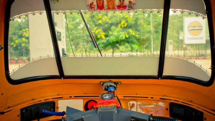 O Interior De Um Onibus Escolar Com a Porta Aberta Z26chFF4R3Y
